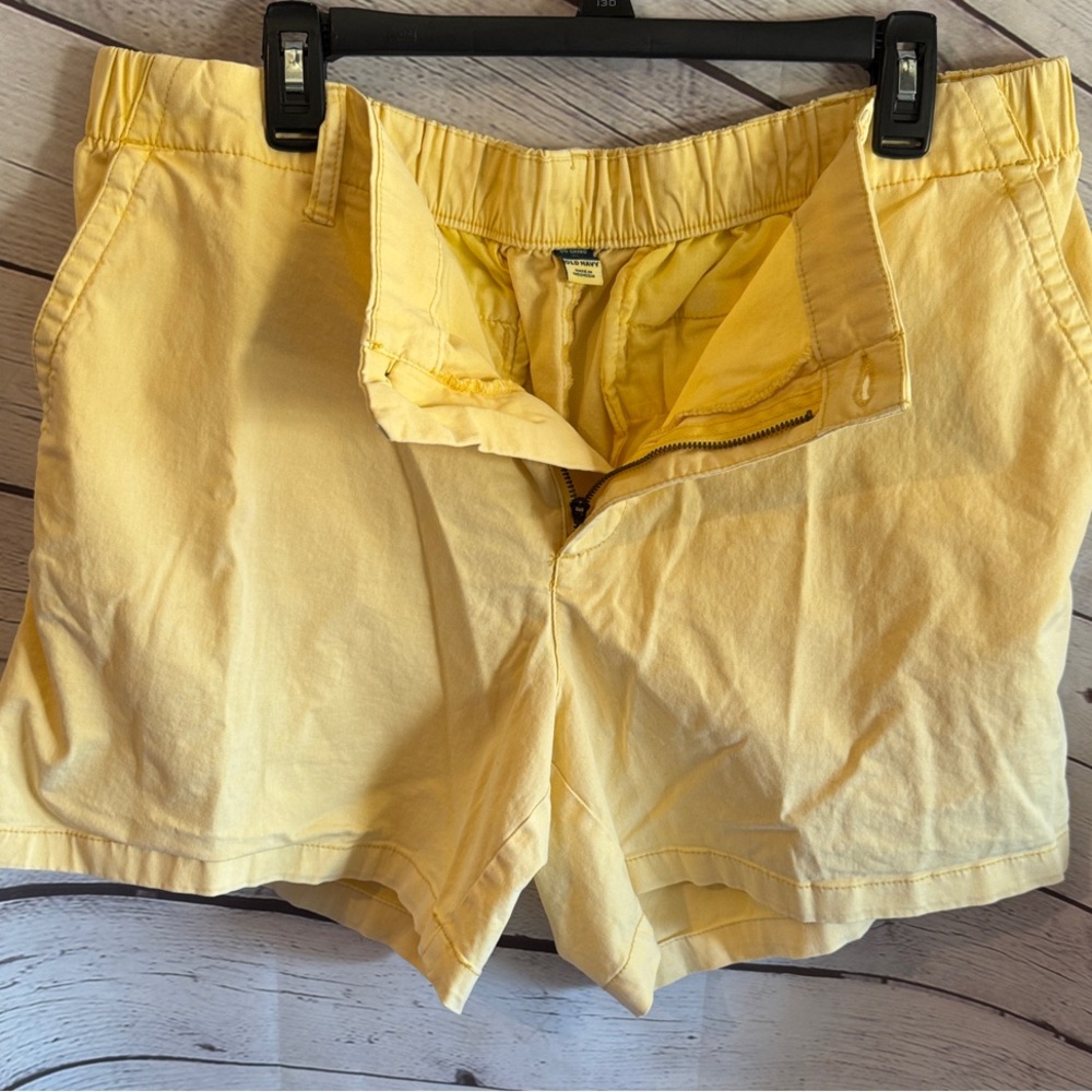 Women’s Old Navy OG Chino Yellow Wash Casual Shorts - Picture 3 of 9